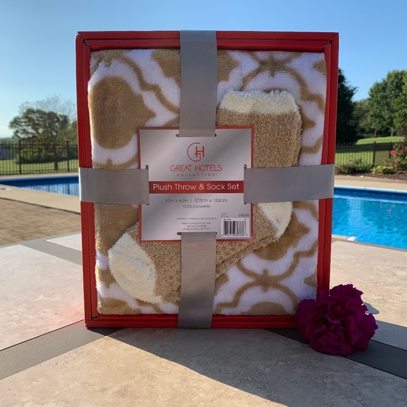 Other - Plush Throw & Sock Set - New